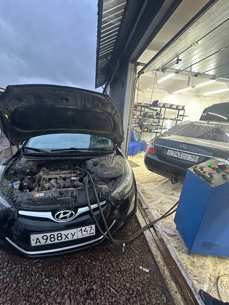 Автомобиль Hyundai с подключённой промывочной установкой